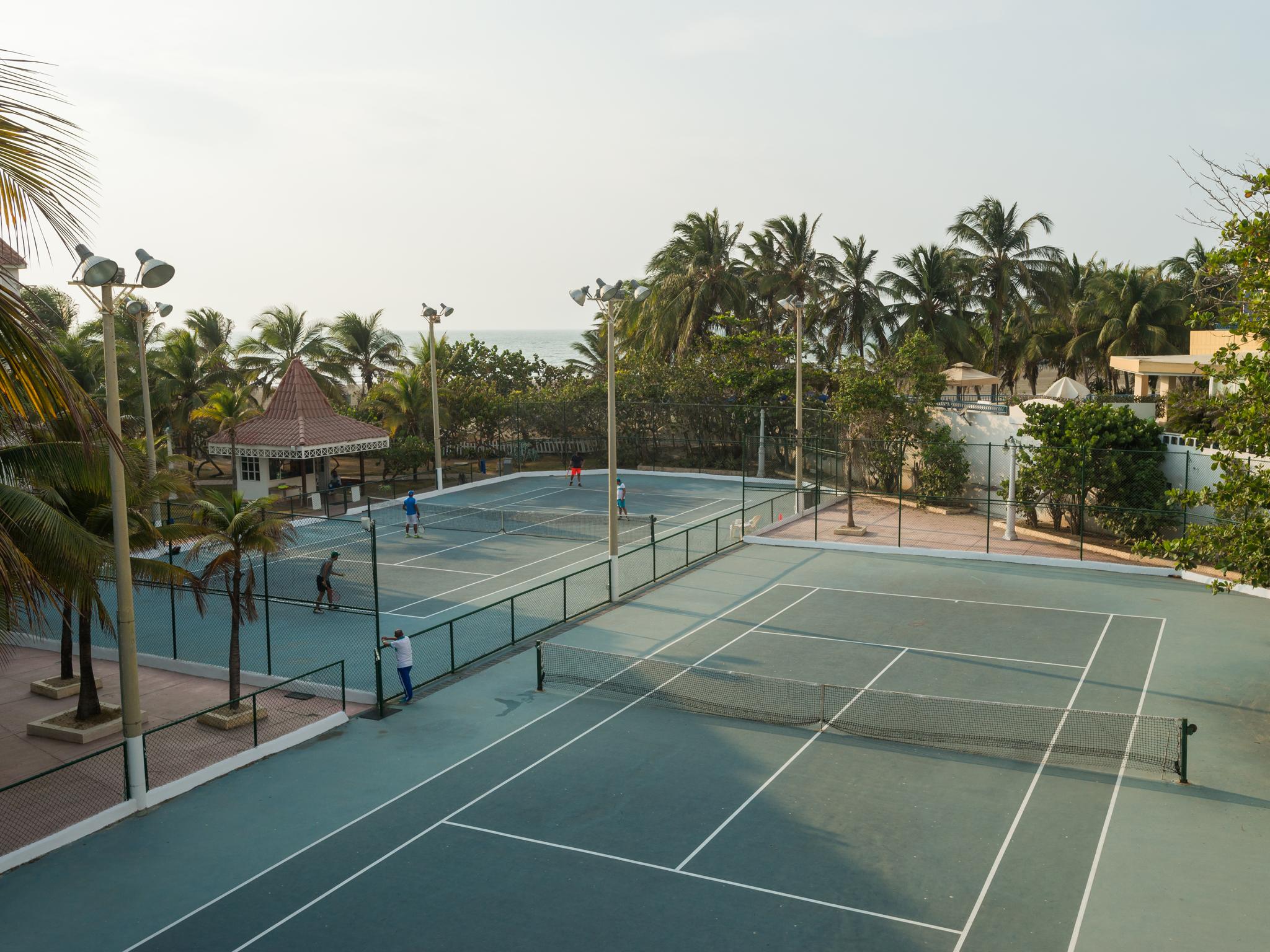 Hotel Las Americas Casa De Playa Cartagena Luaran gambar Tennis courts at the resort