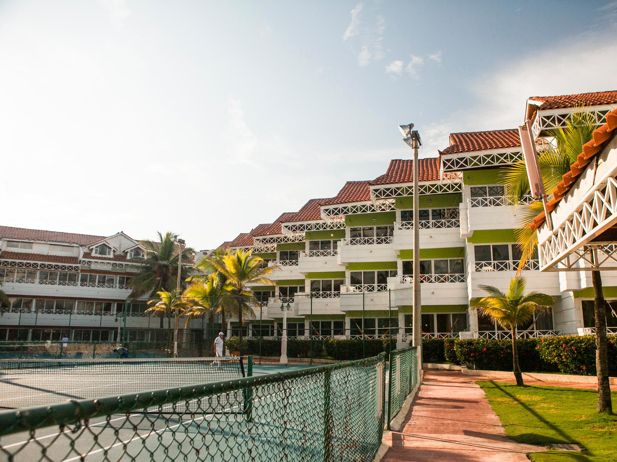 Hotel Las Americas Casa De Playa Cartagena Luaran gambar The school's main building