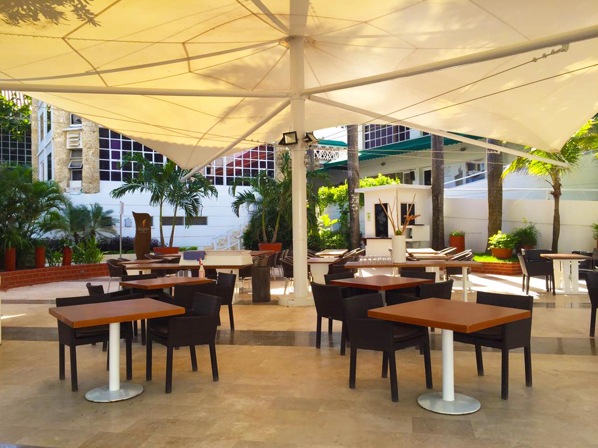 Hotel Las Americas Casa De Playa Cartagena Luaran gambar The patio at the hotel