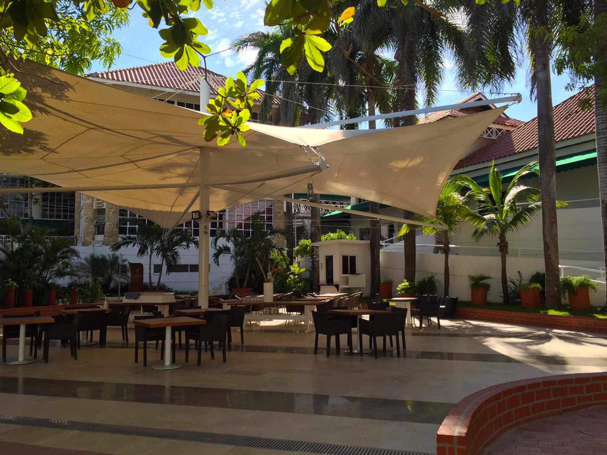 Hotel Las Americas Casa De Playa Cartagena Luaran gambar The courtyard of the hotel