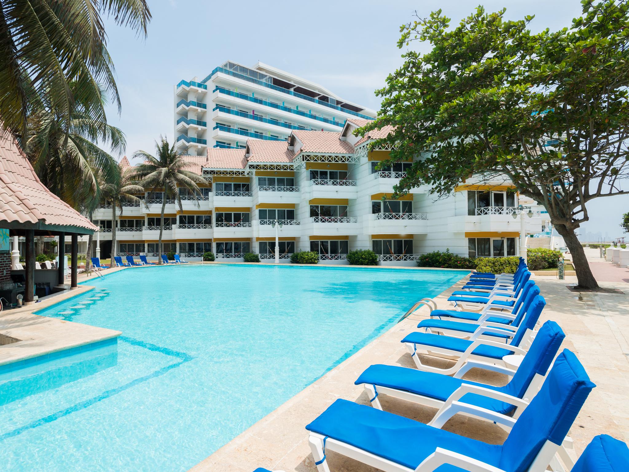 Hotel Las Americas Casa De Playa Cartagena Luaran gambar The pool at the hotel