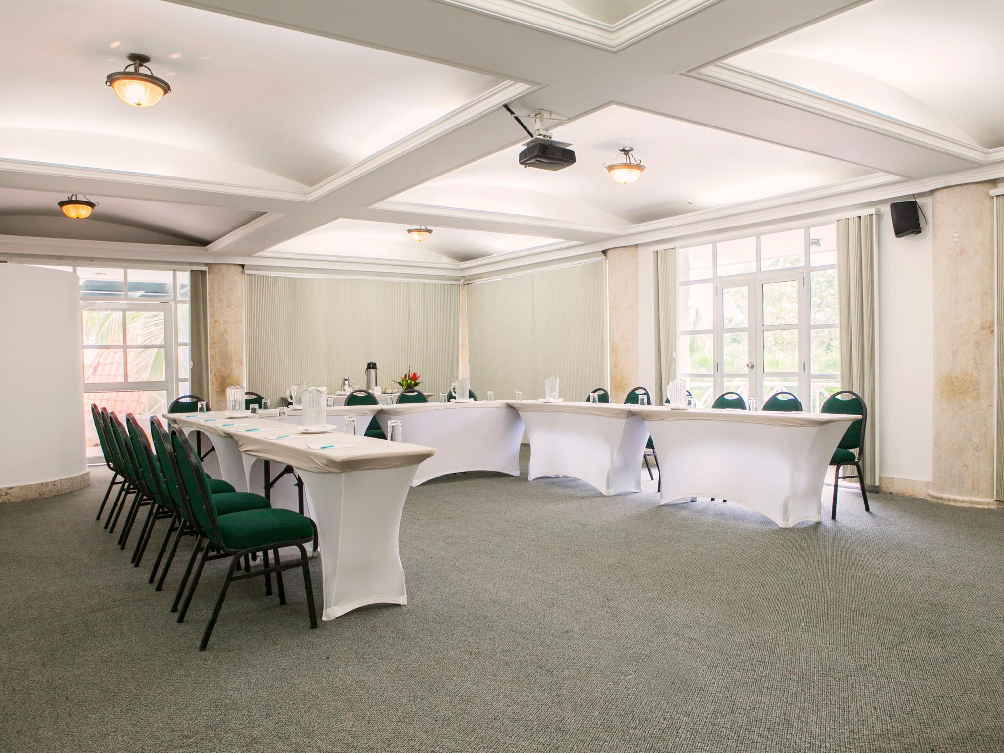 Hotel Las Americas Casa De Playa Cartagena Luaran gambar Meeting room