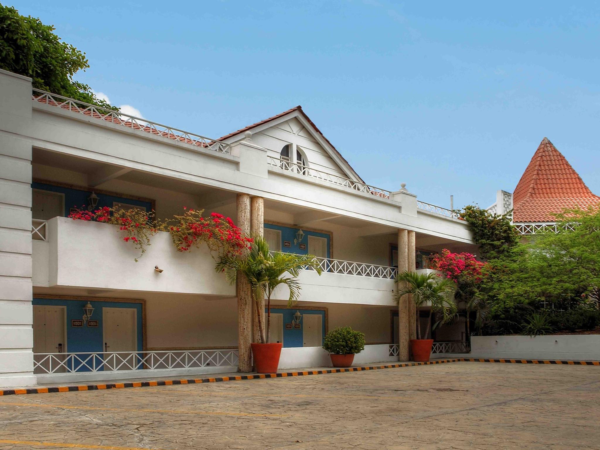 Hotel Las Americas Casa De Playa Cartagena Luaran gambar The school's main building