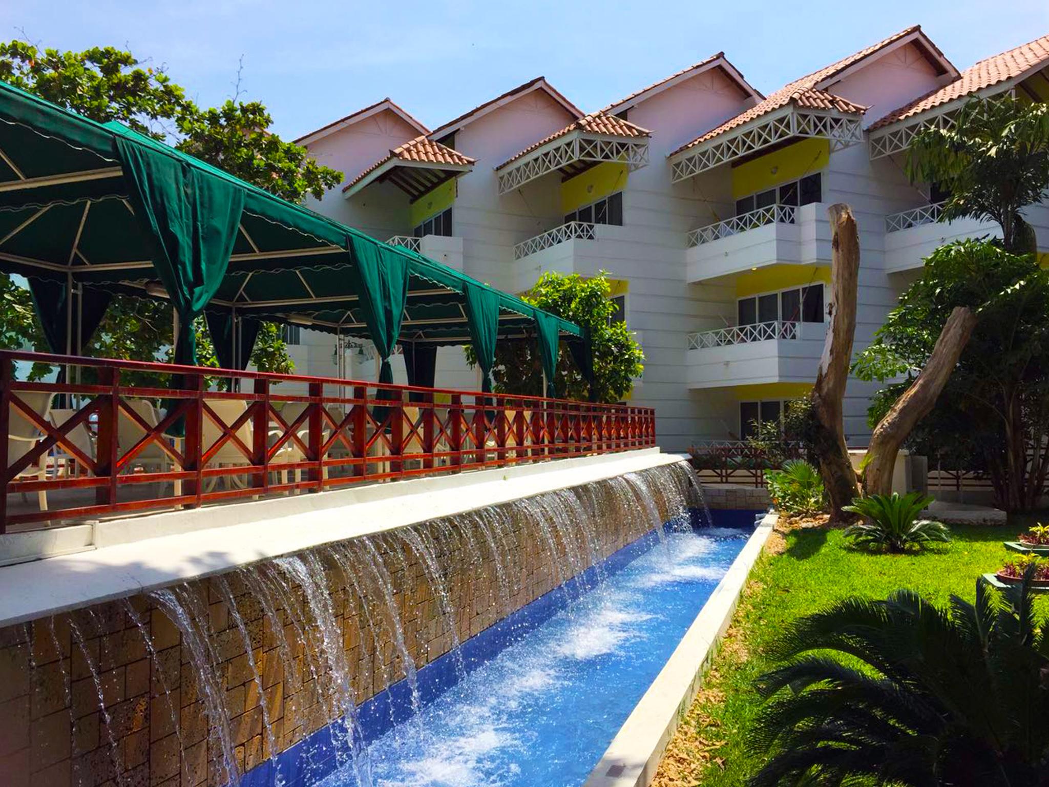 Hotel Las Americas Casa De Playa Cartagena Luaran gambar The resort's pool