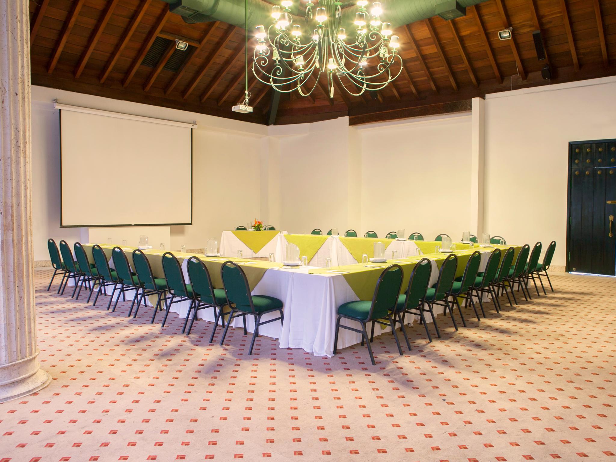 Hotel Las Americas Casa De Playa Cartagena Luaran gambar The meeting room