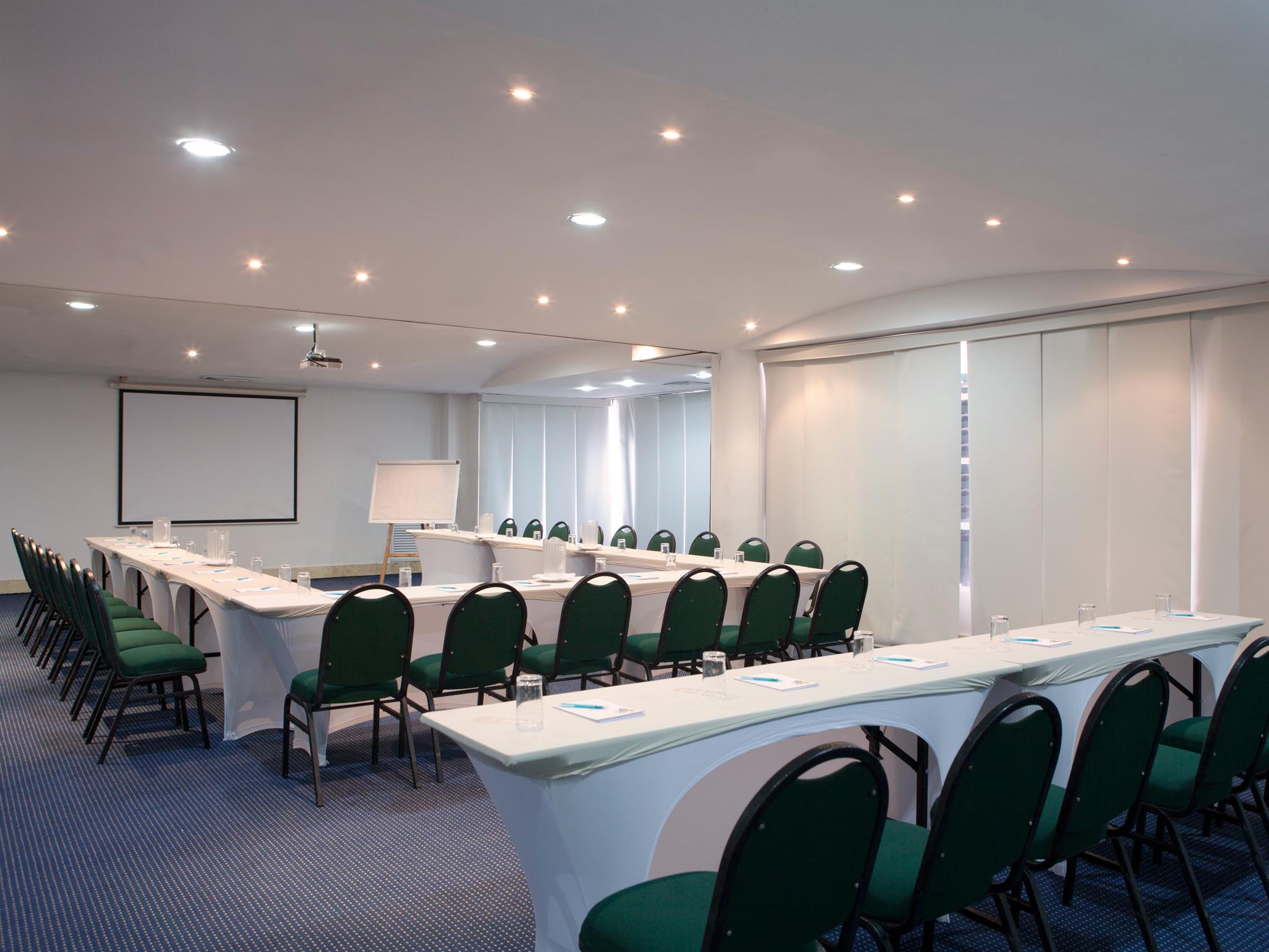 Hotel Las Americas Casa De Playa Cartagena Luaran gambar Meeting room