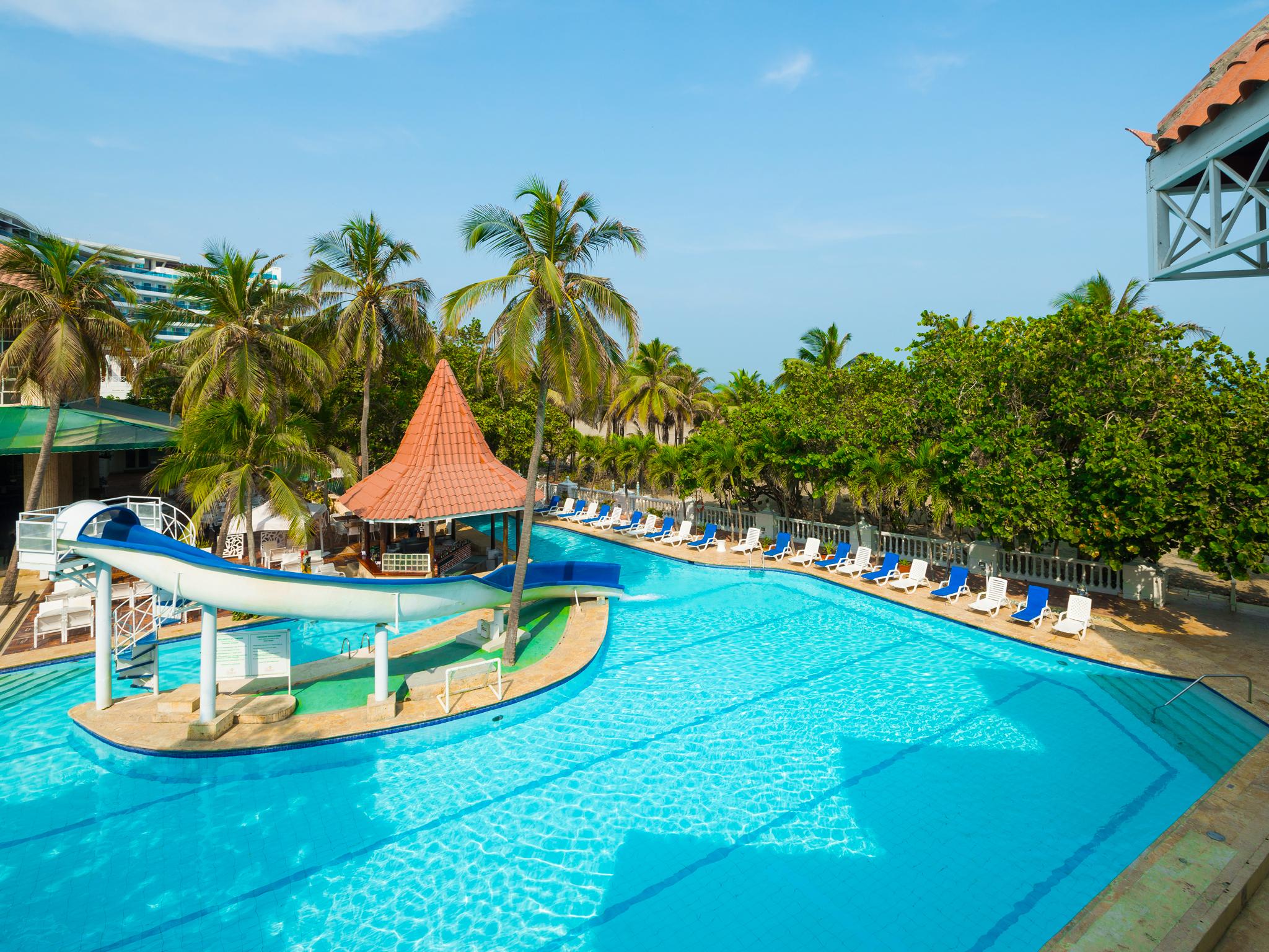 Hotel Las Americas Casa De Playa Cartagena Luaran gambar The swimming pool at the hotel