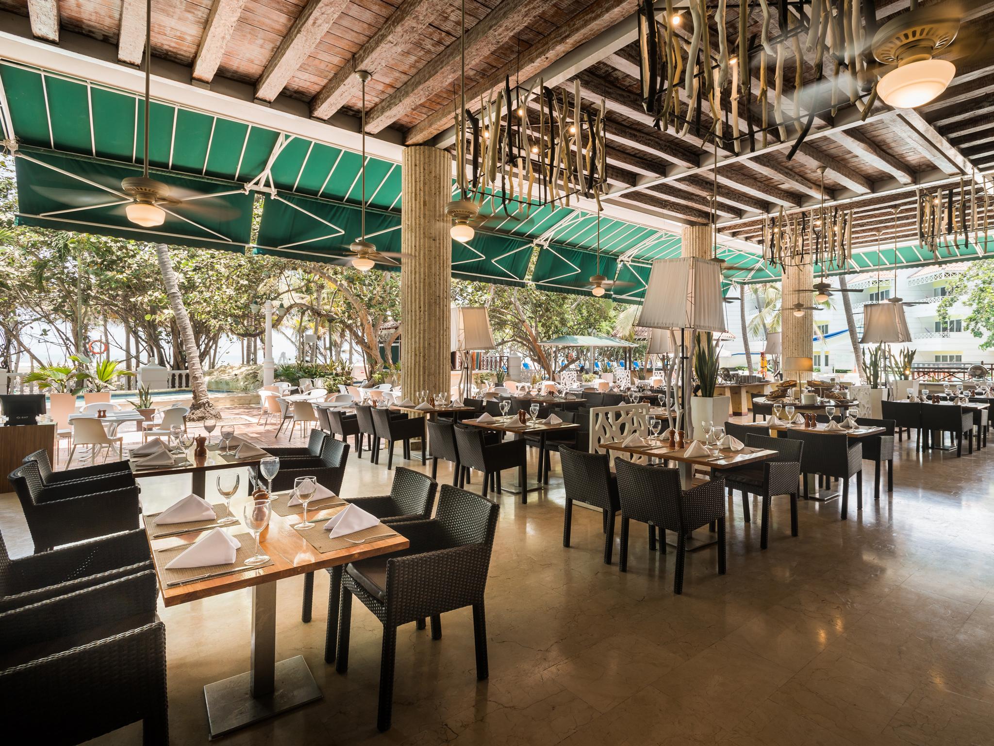 Hotel Las Americas Casa De Playa Cartagena Luaran gambar The interior of the restaurant
