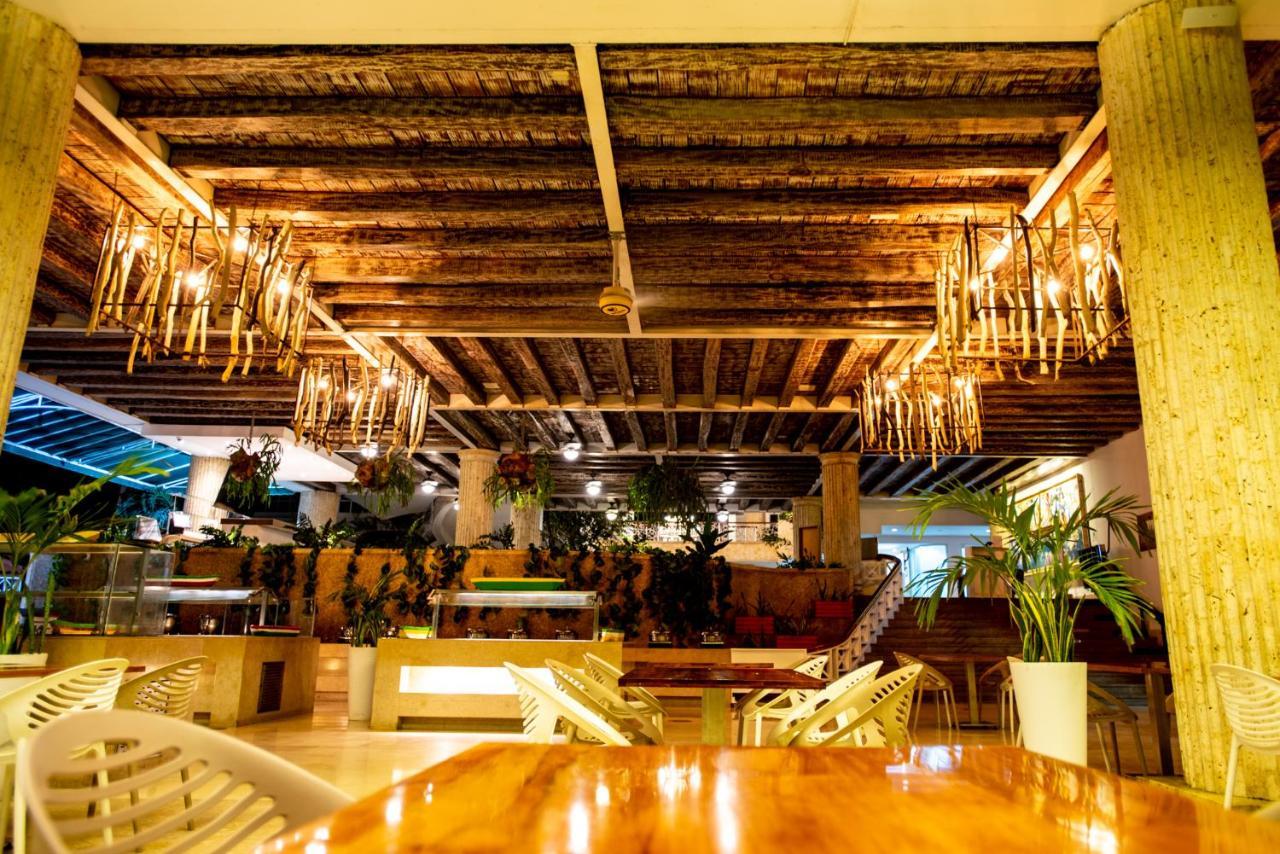 Hotel Las Americas Casa De Playa Cartagena Luaran gambar The lobby of the hotel