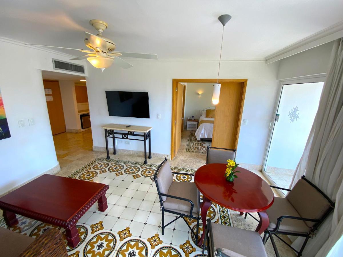 Hotel Las Americas Casa De Playa Cartagena Luaran gambar A suite at the hotel