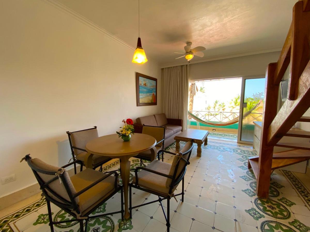 Hotel Las Americas Casa De Playa Cartagena Luaran gambar Living room in a typical condo