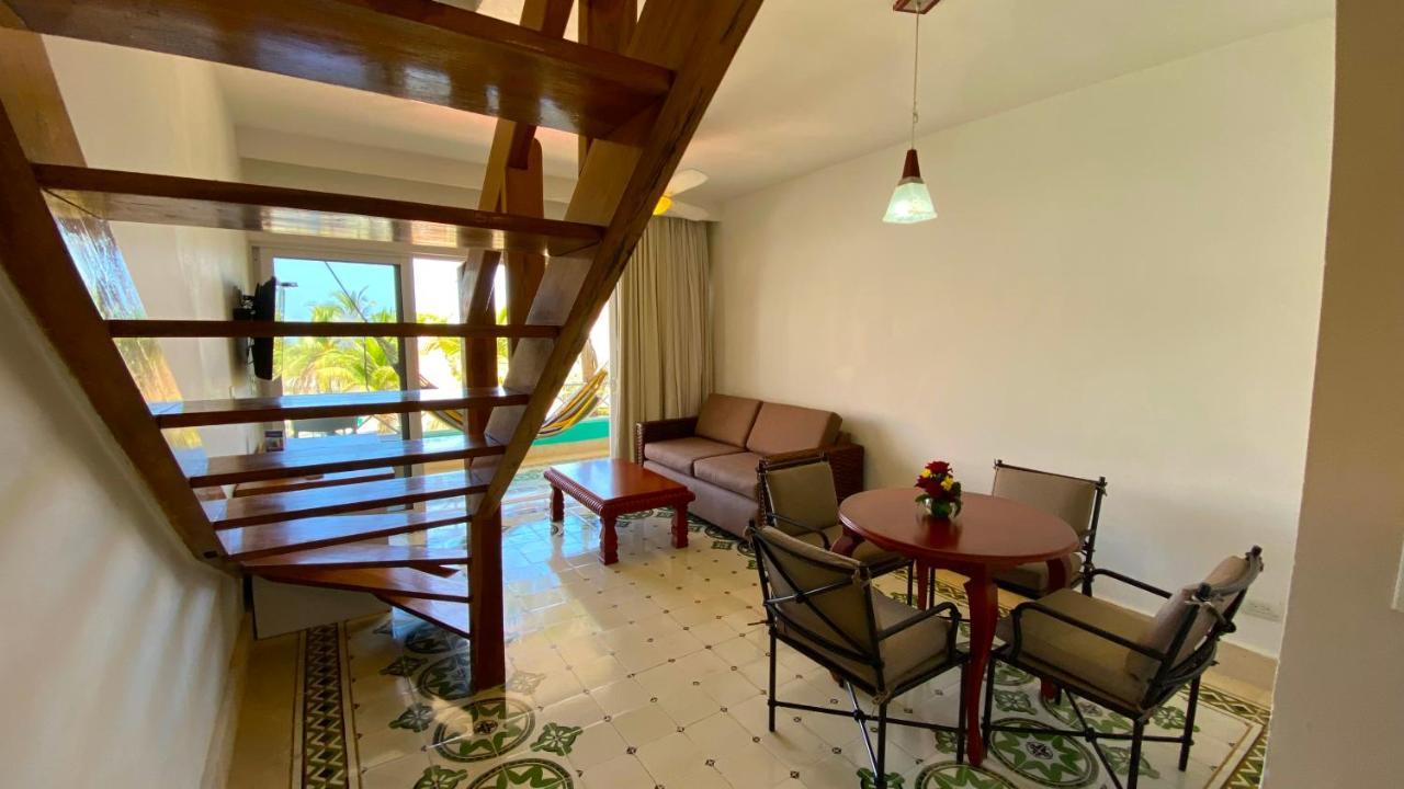 Hotel Las Americas Casa De Playa Cartagena Luaran gambar A living room in a typical apartment at the resort